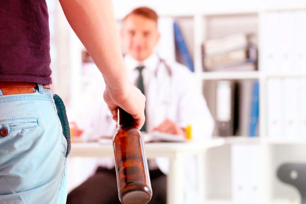 Пациент на приеме у врача с алкоголем